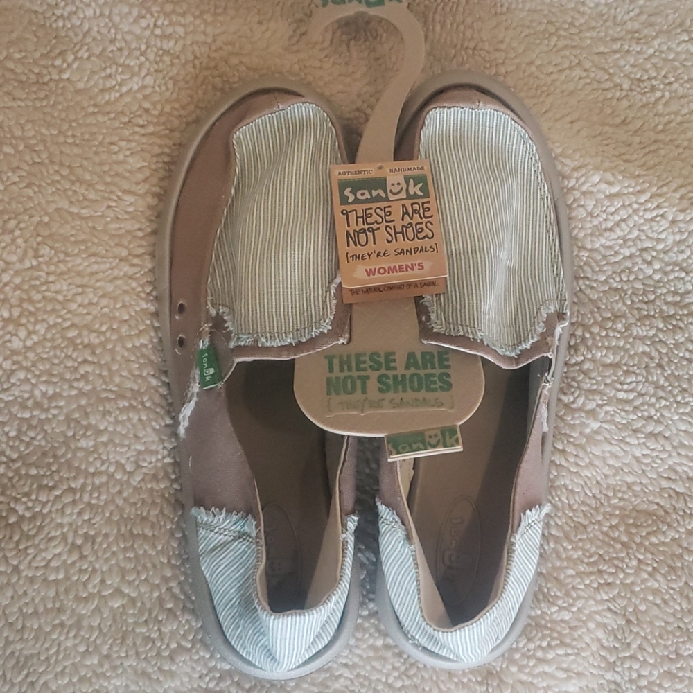 NWT Tan Sanuk Women's Grifter Slipon Sandal Shoe 9